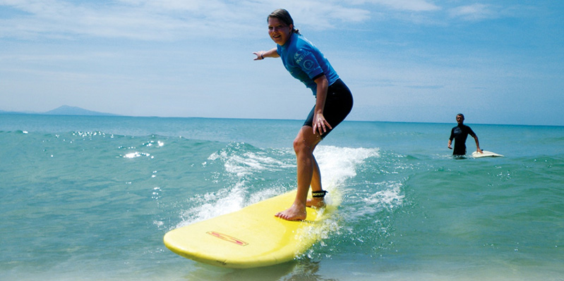 Surfer sa première vague