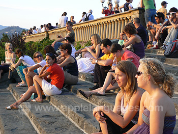 Des étudiants qui regardent le coucher de soleil