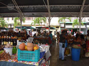 Un marché aux fruits typique