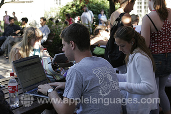 Des étudiants utilisant le wifi pendant la pause