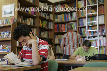 Des étudiants dans la bibliothèque de l'école