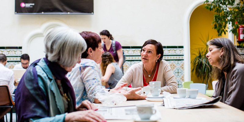 Étudiant du Club50+ sirotant un café