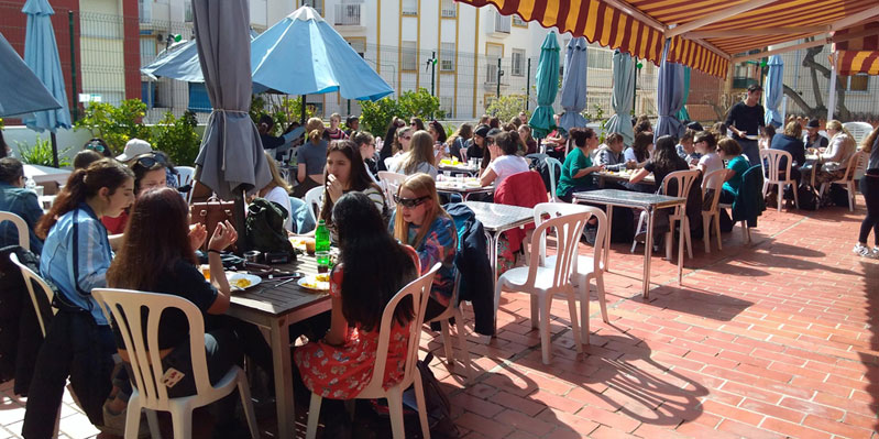 Pause sur la terrasse de l'école