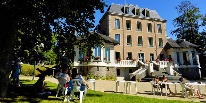 Pause dans les jardins de l'école