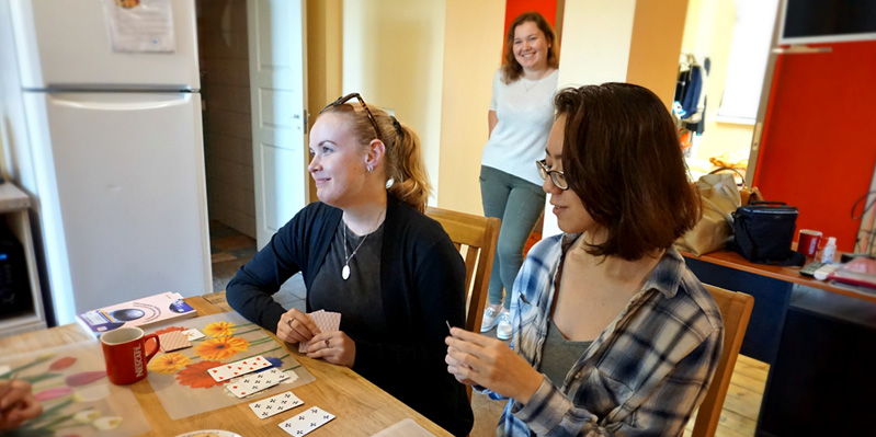 Jeu de cartes dans un appartement en colocation