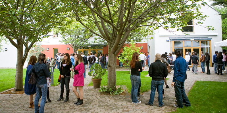 Fête de bienvenue dans le jardin de l'école