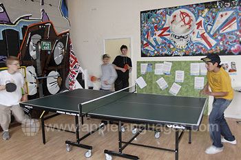 Des étudiants qui jouent au tennis de table