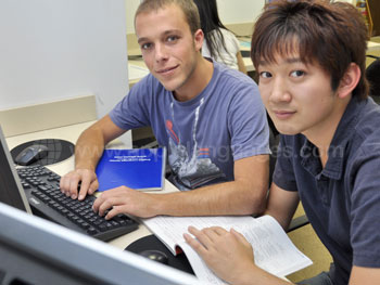 Des étudiants dans la salle informatique