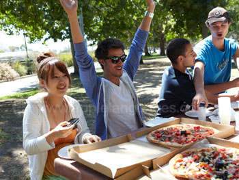 Manger de la pizza au parc