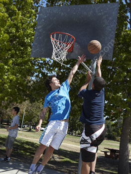 Jouer au basket-ball au parc