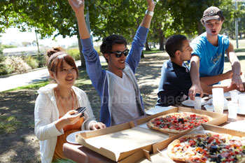 Manger de la pizza dans le parc