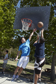 Des étudiants jouant au basket-ball