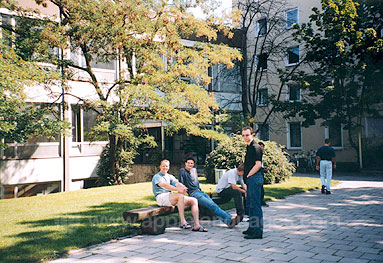 Des étudiants devant notre école