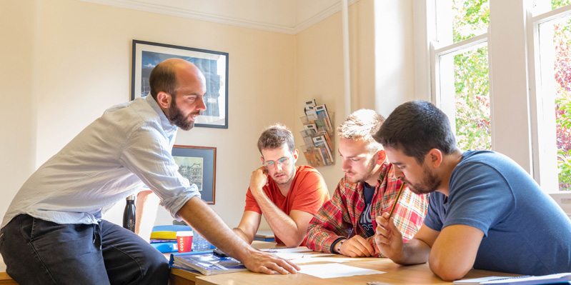 Étudiants apprenant l'anglais