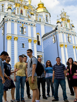 Des étudiants devant la cathédrale Sainte-Sophie