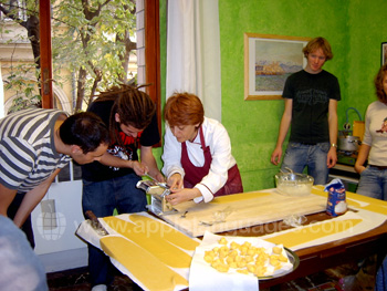 Faire des pâtes pendant le cours de cuisine italienne