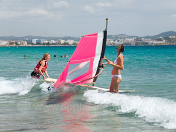 Des étudiants qui font du windsurf