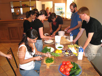 Des étudiants préparant un repas russe traditionnel