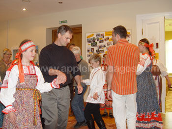 Danses russes folk traditionnelles à l'école