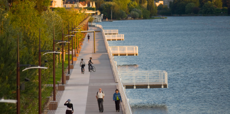 Promenade au bord de l'eau à Vichy