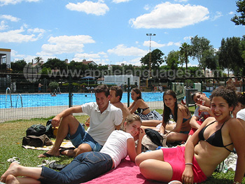 Détente près de la piscine