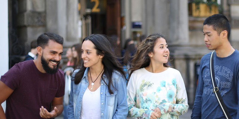 Étudiants devant notre école à Édimbourg