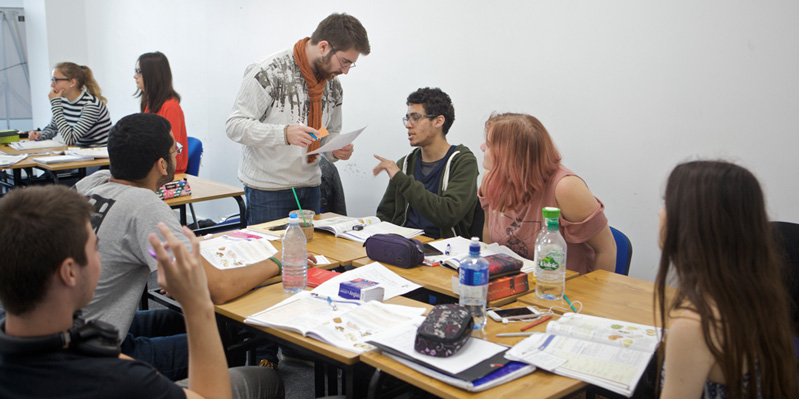 Étudiants apprenant l'anglais