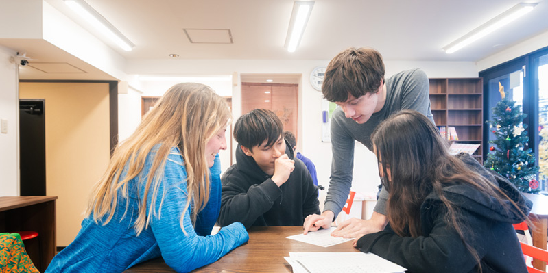 Étudiants s'exerçant à la pratique du japonais