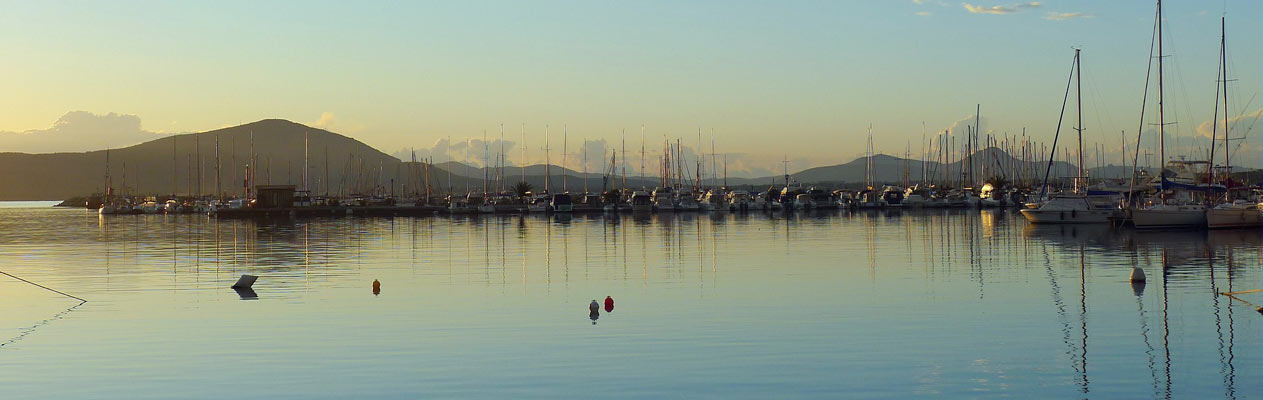 Port de plaisance au crépuscule à Alghero