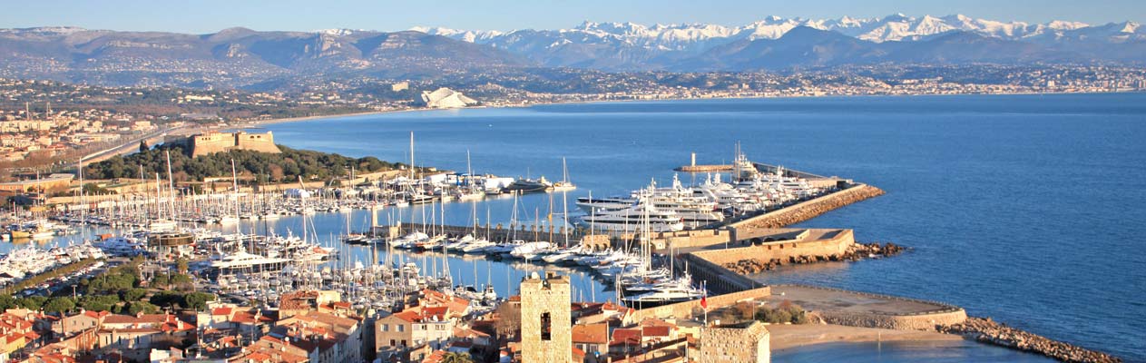 Port de plaisance d'Antibes avec vue sur les Alpes