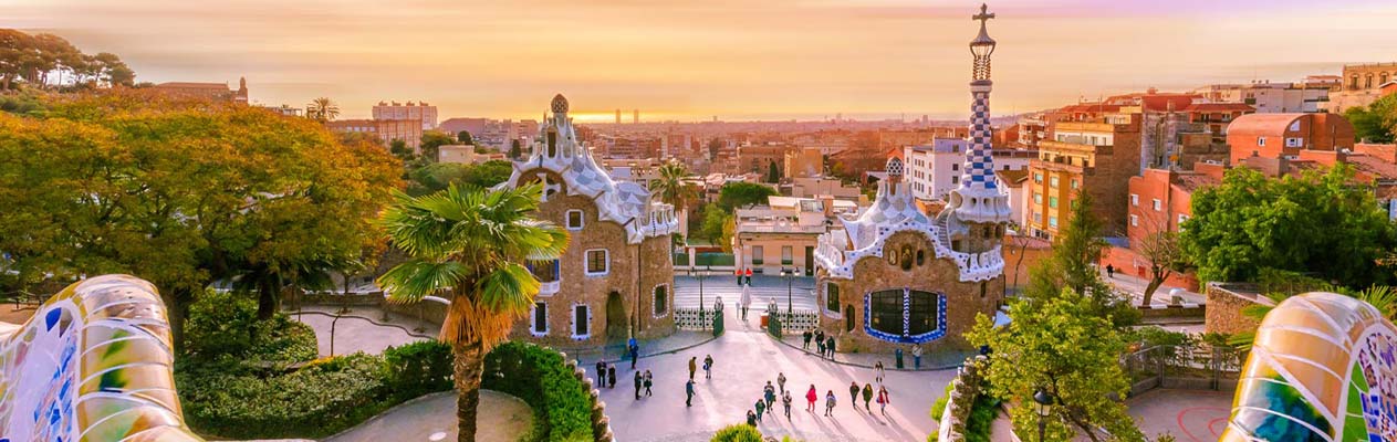 Parc Güell sous le soleil couchant à Barcelone, Espagne