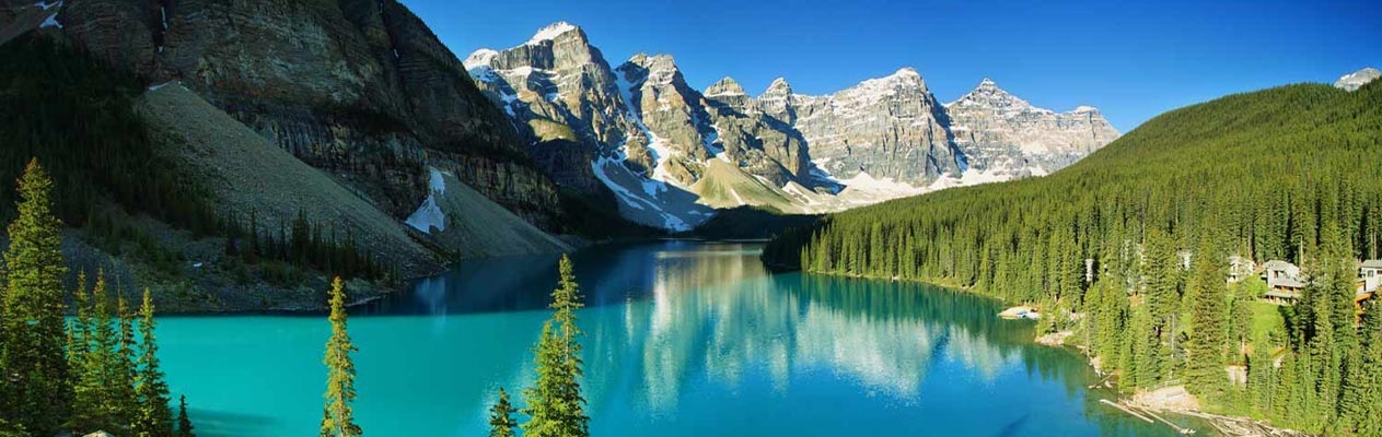 Lac Moraine avec forêt et montagnes, Canada