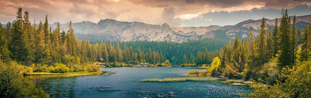 Lac, montagnes et forêt du Canada