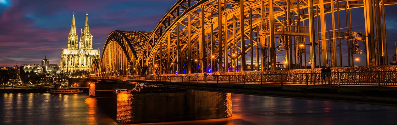 Dom de Cologne et pont de Hohenzollern de nuit