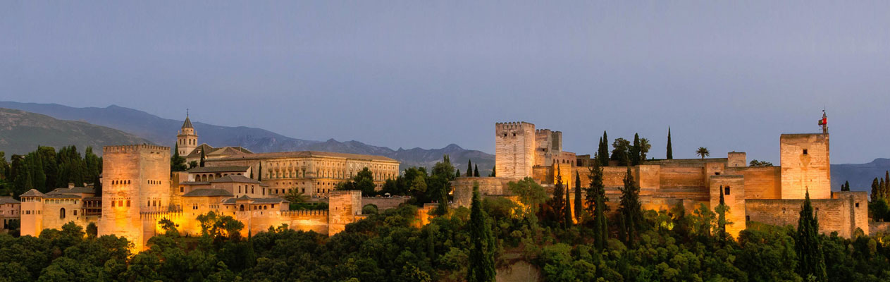 L'Alhambra de Grenade au crépuscule