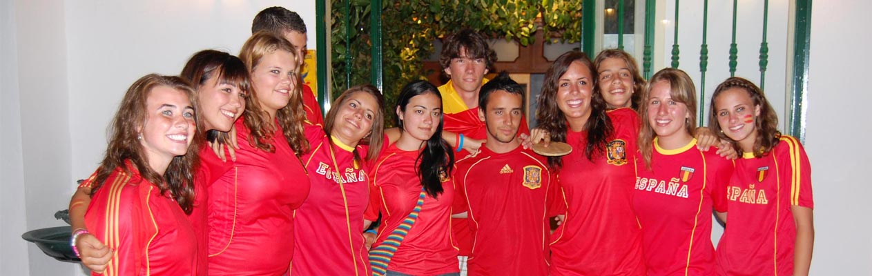 Jeunes étudiants de Benalmadena aux couleurs de l'équipe de foot d'Espagne