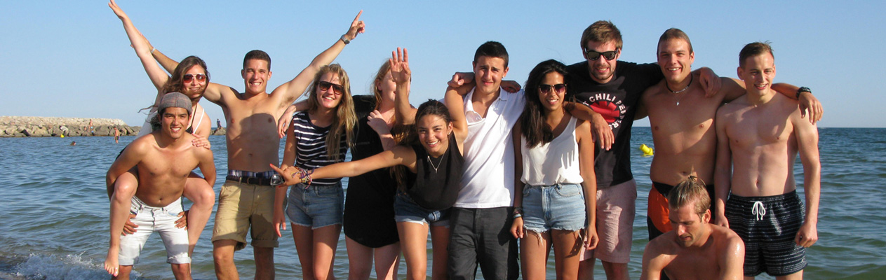 Jeunes étudiants à la plage à Montpellier