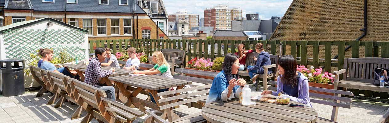 Terrasse sur le toit de notre école à Russell Square, Londres