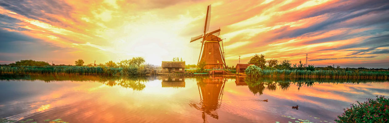 Moulin à vent dans la campagne néerlandaise