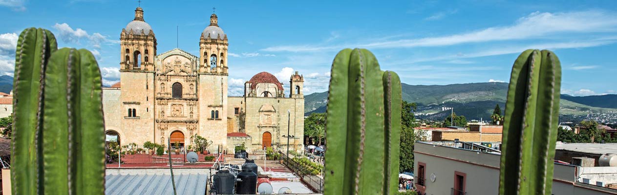Cathédrale d'Oaxaca depuis la terrasse d'un restaurant