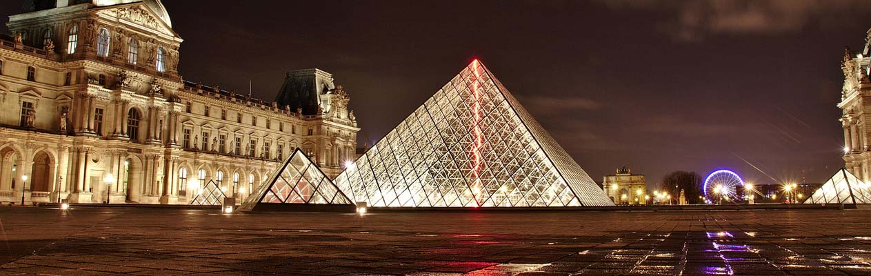 Le Louvre de nuit à Paris