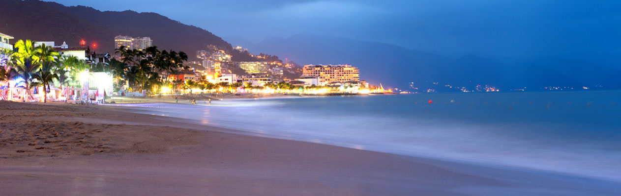 Plage de Puerto Vallarta au crépuscule, Mexique