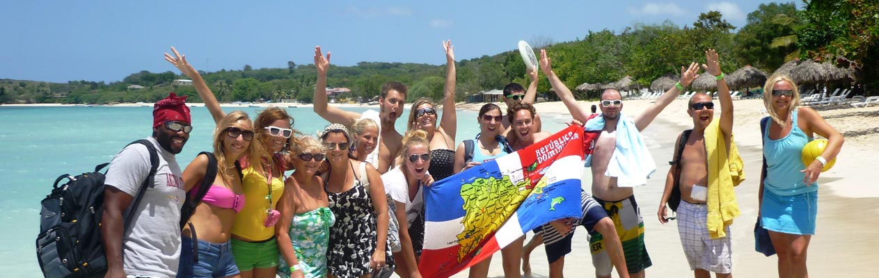 Étudiants en espagnol sur la plage de Sosua