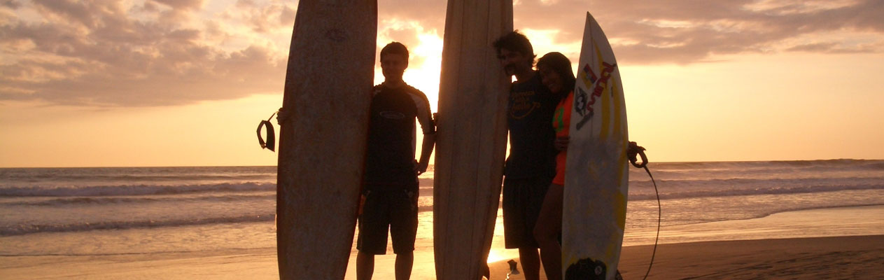 Surfer à Montanita, Équateur