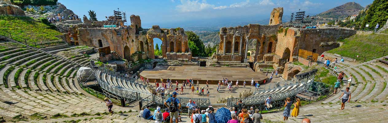 Vue de l'ancient théâtre grec de Taormine en Sicile