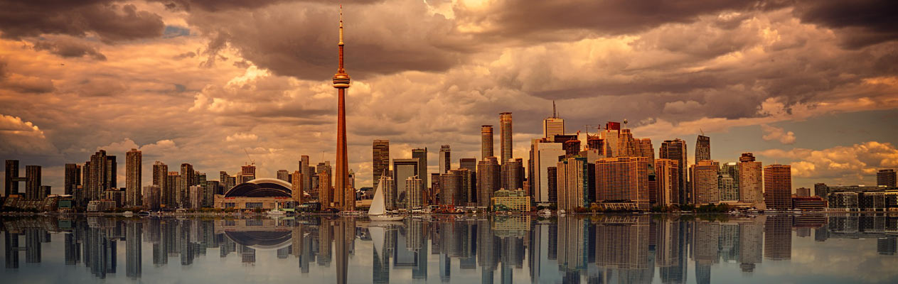 Vue du centre de Toronto depuis Centre Island au crépuscule