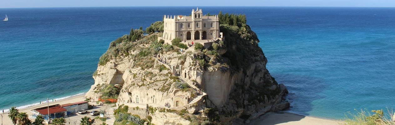 Monastère et sanctuaire de Santa Maria dell'Isola à Tropea, Italie